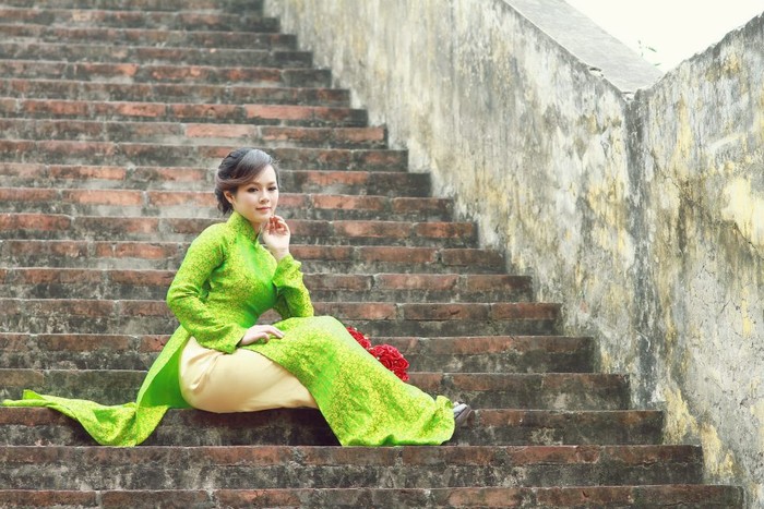 Trong tà áo dài truyền thống, Thanh Hoài hóa thân thành một phụ nữ Hà Nội cổ điển những năm 1970 và hoàn toàn chinh phục khán giả.